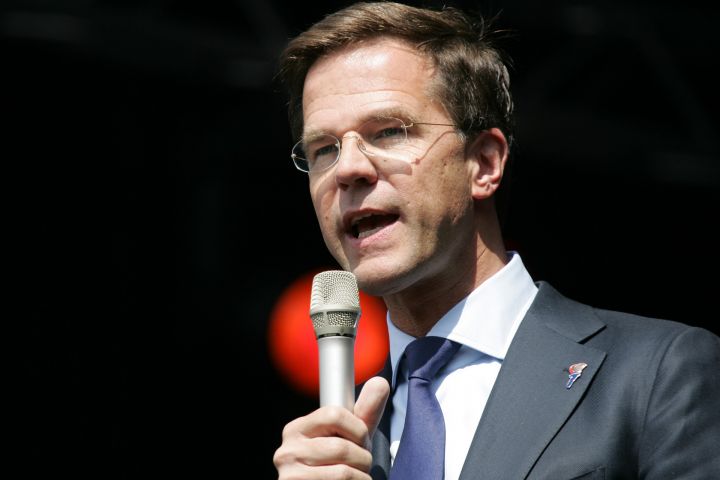 Minister-president Mark Rutte reikt Flevopenning Toponderneming uit